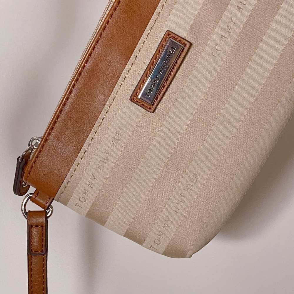 Tommy Hilfiger Tan and Creme pattern wristlet